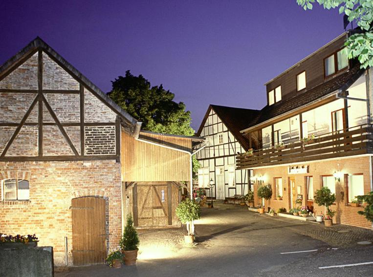 Landgasthaus & Hotel Lindenhof Königslutter am Elm Exteriör bild