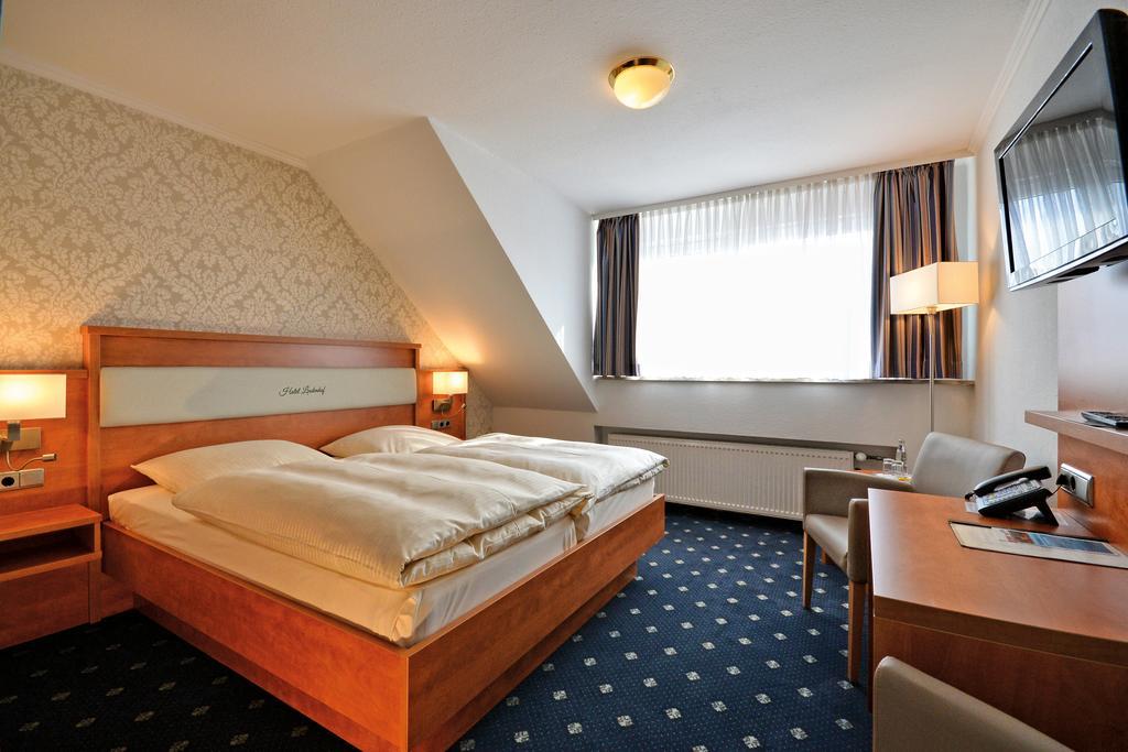Landgasthaus & Hotel Lindenhof Königslutter am Elm Exteriör bild